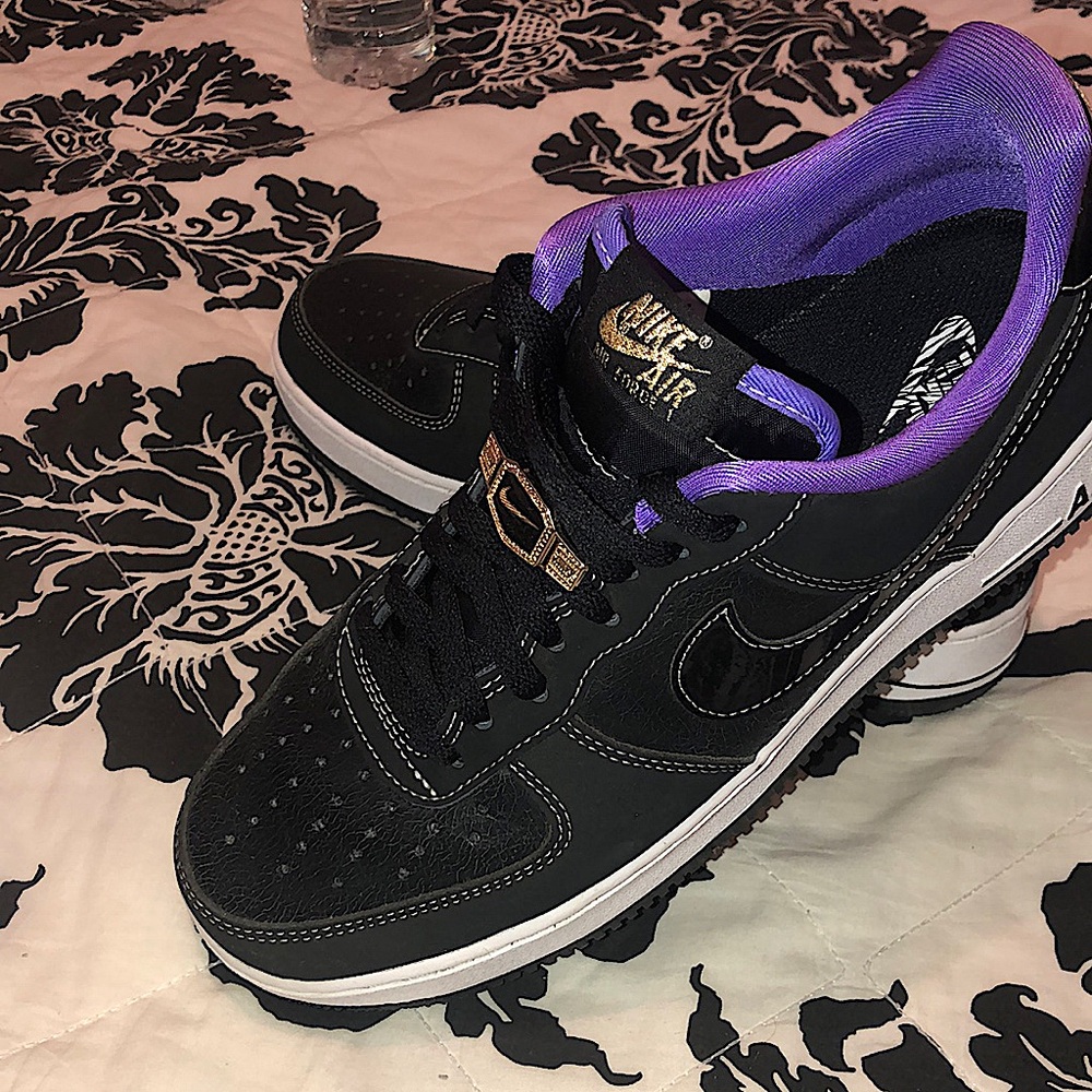 Beautiful lightly used Nike Air Force One!Very comfortable NIKE logo on laces